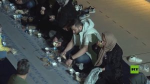 جسر الطبيعة في طهران يستضيف أطول مائدة إفطار رمضانية بطول 270 مترا