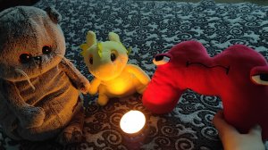 буква М алфавита лор и друзья смотрят на прекрасную свечу, ароматическая свеча и алфавит лора, lore