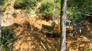 Строительство, срезаем горный склон, дорога