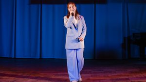 Софья Писарева - Звенит январская вьюга.
Музыка А. Зацепин, слова - Л. Дербенёв