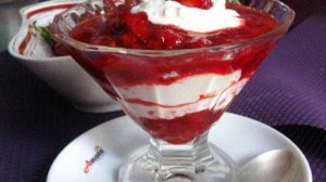 Творожный десерт с клубникой