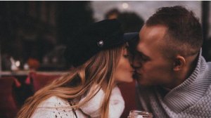 ВЕТЕР КРУЖИТ ЛИСТЬЯ С ДОЖДЕМ