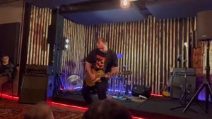 Кусок видео с отчётного концерта моих учеников открываю концерт кавером на   Gary Moore - The loner