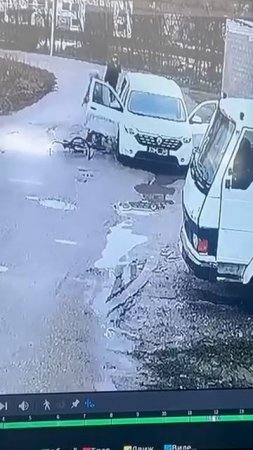 Военнослужащие ТЦК остановились, чтобы помочь велосипедисту, которого случайно сбили, но он убежал