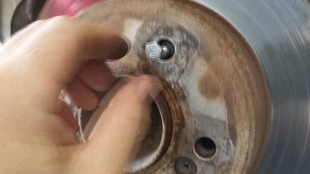 КАК ВЫКРУТИТЬ ПОЛОМАННЫЙ КОЛЁСНЫЙ БОЛТ. смотреть онлайн