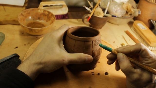 гончар украшает кружку смотреть онлайн