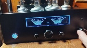 фонокорректор (мм)  + темброблок НЧ, ВЧ , стрелочные индикаторы.