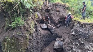 Строительство,шахтёры сбрасывают камни часть 1