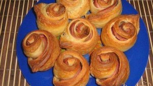 Слоеные завитушки с колбасой