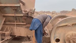 Строительство, дробление щебёнки