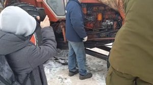 заводим трактор папа поехал чистить дорогу