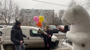 Ярко поздравили у подъезда