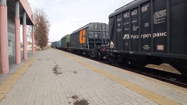 Тепловоз 2ТЭ10М-2179 С Грузовым Составом Переезжает Через Переезд На Станции Металлист смотреть онлайн