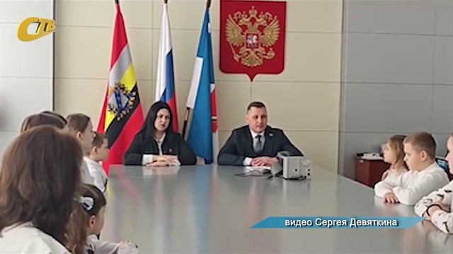 ДЕПУТАТ КУРСКОЙ ОБЛДУМЫ С. ДЕВЯТКИН ВСТРЕТИЛСЯ С КУРАТОРОМ И АКТИВИСТАМИ "ДВИЖЕНИЯ ПЕРВЫХ" ШКОЛЫ №6