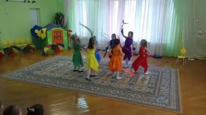 Мы танцуем и поём, очень весело живём.