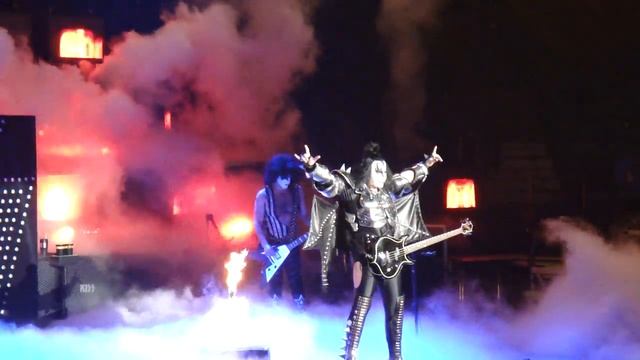 KISS ALIVE 35: Gene Simmons Spews Fire (Minneapolis, MN- 2009) смотреть онлайн