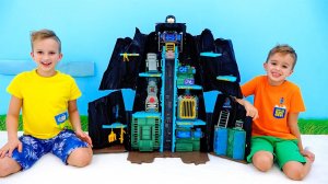 Влад и Ники спасают пещеру Бэтмена и играют с Бэтмобилем! История игрушек для детей!
