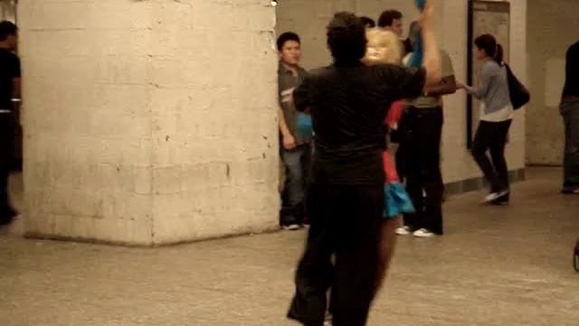 NYC Subway Salsa Dancer смотреть онлайн