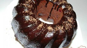 Шоколадно-вишневый кекс с шоколадной глазурью