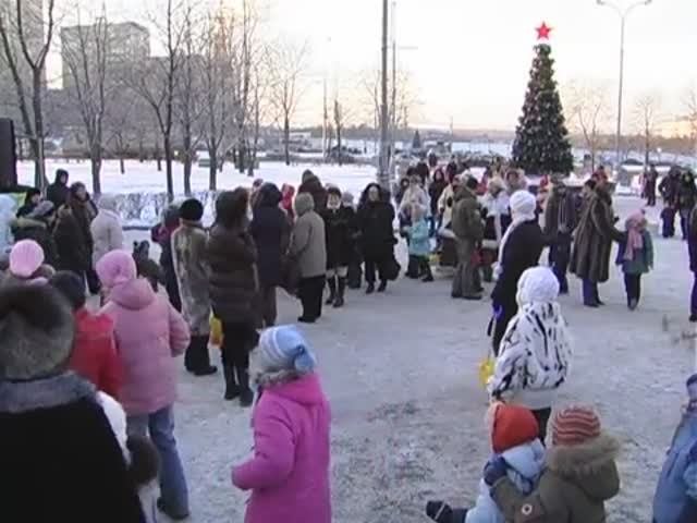 Новый год у кинотеатра Ашхабад