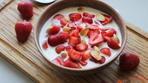 Овсяная каша с клубникой, медом и орехами