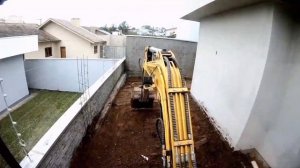 Liugong 9035 botando pressão no aterro e na escavação com lâmina na concha.