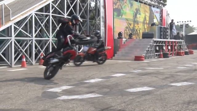 Hero MotoCorp Stunt Show at Auto Expo 2016 Delhi смотреть онлайн