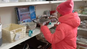 В хозяйственном магазине,выбираем цветочные горшки.
