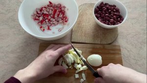 Крабовый салат с сухариками и фасолью