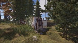 Ржавый грузовой фургон в Rust с деревянным ящиком в лесу