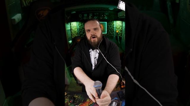 Зачем убирают микрофон от лица