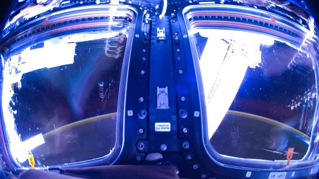 Star trails filmed inside the Cupola on the International Space Station смотреть онлайн