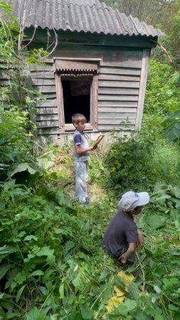 Стихотворение Василия Катанова звучит у старого дома его родителей в деревне Фоминка