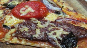 Пицца с колбасой и замороженными помидорами