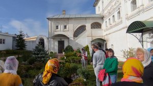 Экскурсовод рассказывает об Женском монастыре,его культуре, проживание,традициях.