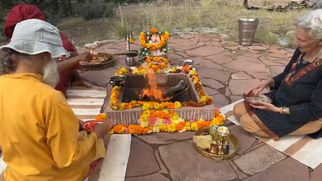 Daily Fire Ceremony at the Haidakhandi Universal Ashram смотреть онлайн