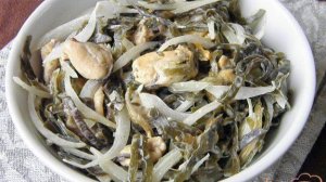 Салат из морской капусты и вареных мидий