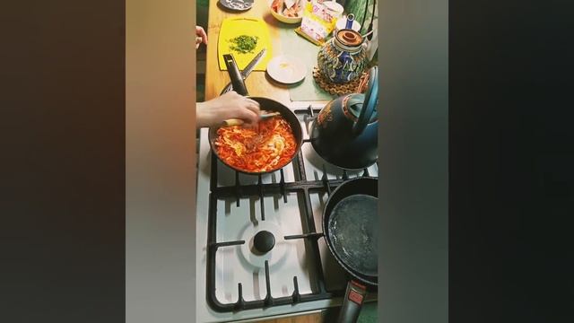 Сочная горбуша под соусом в духовке.