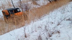 подъём в крутую горку на вездеходе. выход на высокий берег лесной речки