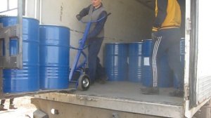 погрузка бочек на Канаду