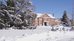 Снег в красивой Заснеженной деревне - Настоящая зимняя атмосфера.