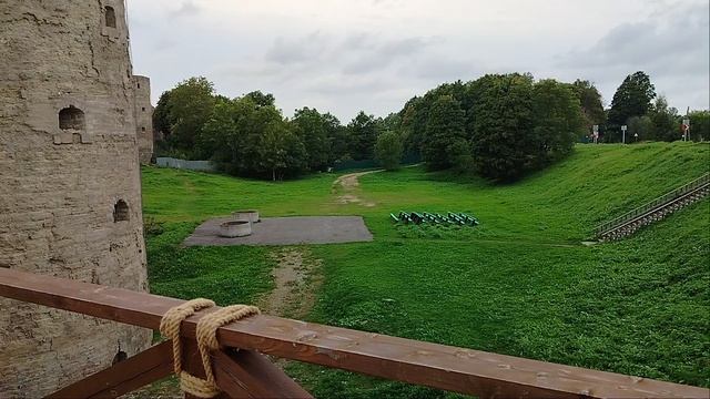 Здесь был даже Александр Невский!И  я)На мосту у башенного входаКопорье!