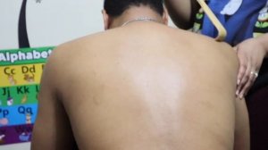 ASMR BACK SCRATCHING, I FOCUS MOSTLY ON THE SHOULDER BLADES IN THIS VIDEO