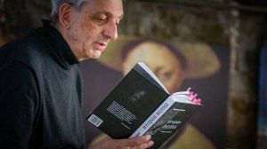 Вечер поэтического чтения «Образ: графика и слово», свои стихи читает Леонид Салмин