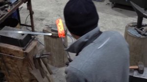 Как сделать дамасский топор. Корейские мастера ножей ручной работы