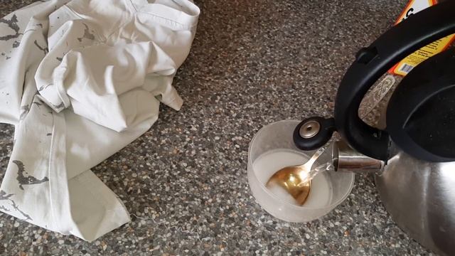 Как вывести желтые пятна с одежды подручными средствами. Простой способ смотреть онлайн