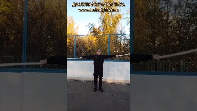 Упражнения с короткими деревянными шестами на спортплощадке (7)