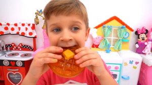Диана и Рома -  Диана готовит еду для Ромы. Мармеладная еда вместо настоящей