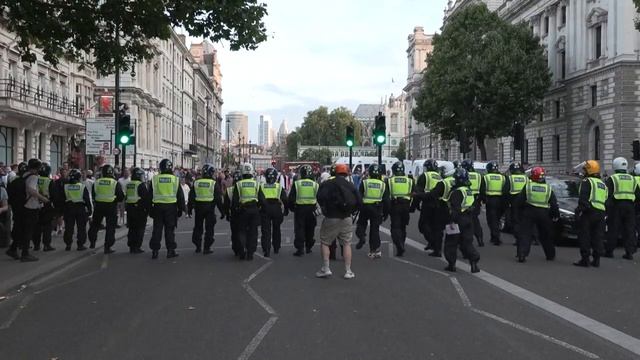 Tensions flare at UK far-right demonstration after Southport knife attack on children | AFP смотреть онлайн