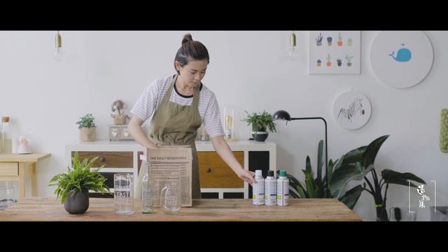 Ваза из стеклянной бутылки: яркий декор своими руками